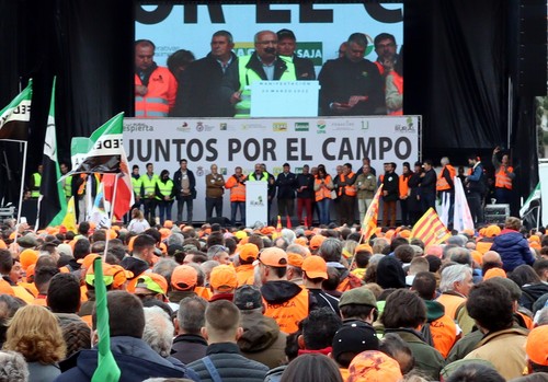 Casi medio millón de personas, según los organizadores, colapsan Madrid en la gran manifestación del campo