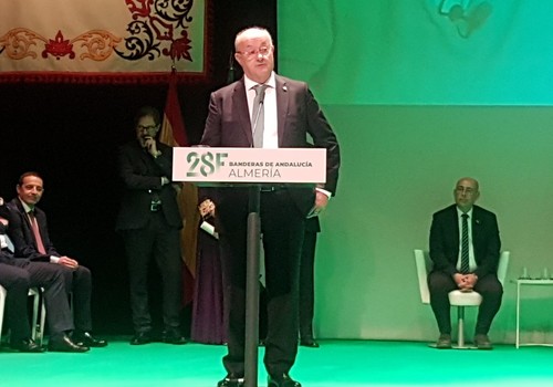 Juan Antonio Díaz Planelles recibe la bandera de Andalucía de la Economía y la Empresa