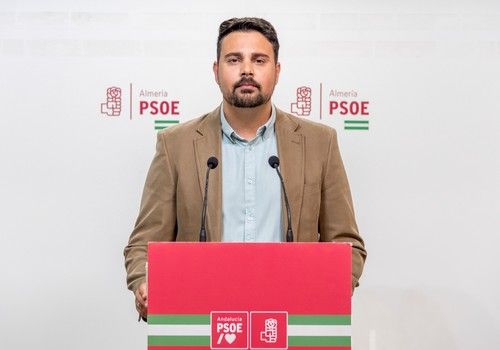 El PSOE exige a Juanma Moreno que tramite con urgencia las concesiones de agua que mantiene pendientes en Almería