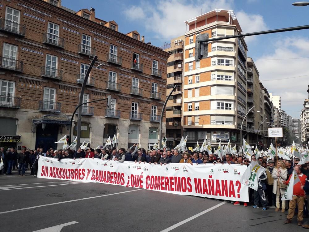Más de 200 tractores salen a la calle en Murcia en denuncia de la grave situación que atraviesan los sectores agrícola y ganadero