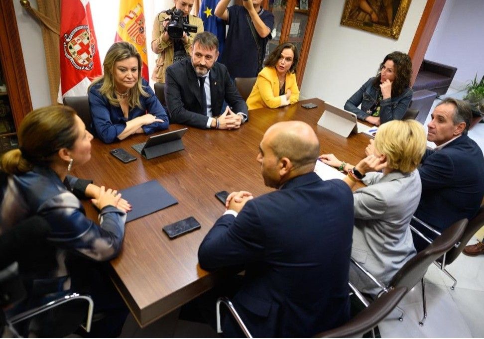 La consejera de Agricultura mantiene una reunión de trabajo con la alcaldesa de Almería