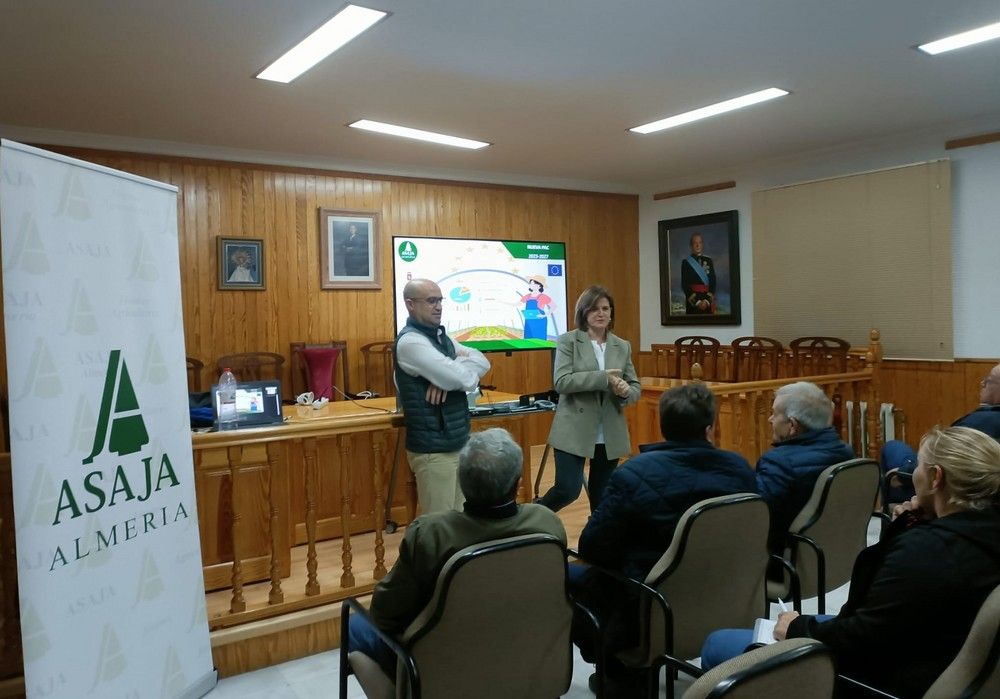 ASAJA Almería ofrece asesoramiento personalizado al sector agropecuario para su digitalización