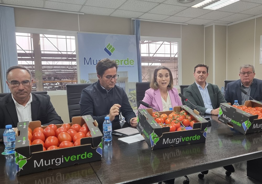 Cuca Gamarra pide desde el corazón agrícola de Almería que el Gobierno “se tome en serio las exigencias de los productores”