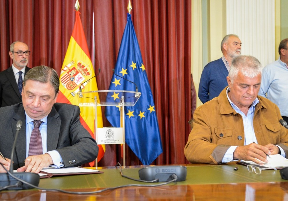 Luis Planas firma con Unión de Uniones el acuerdo sobre las 43 medidas de respuesta del Gobierno a las inquietudes de agricultores y ganaderos