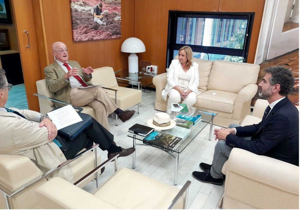 El consejero de Agricultura se reúne con el presidente de la asociación de regantes andaluces