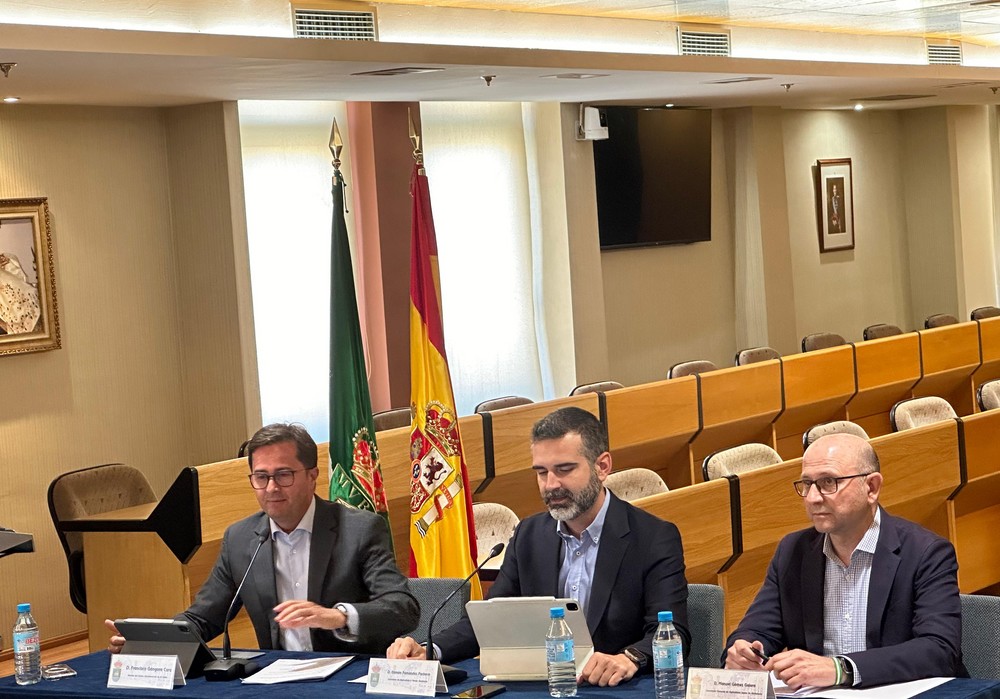 Fernández-Pacheco mantiene en El Ejido una reunión técnica con el sector hortofrutícola de invernadero de Almería y Granada