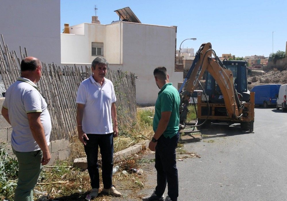 El Ayuntamiento de Adra acondiciona caminos agrícolas con las máquinas facilitadas por la Diputación de Almería