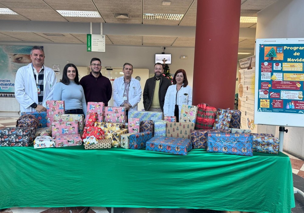 Agroponiente cumple con su tradición de entregar regalos para los niños que pasan la Navidad en los hospitales de Torrecárdenas y El Poniente